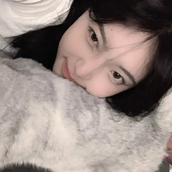 坐在酒吧里吃蛋糕